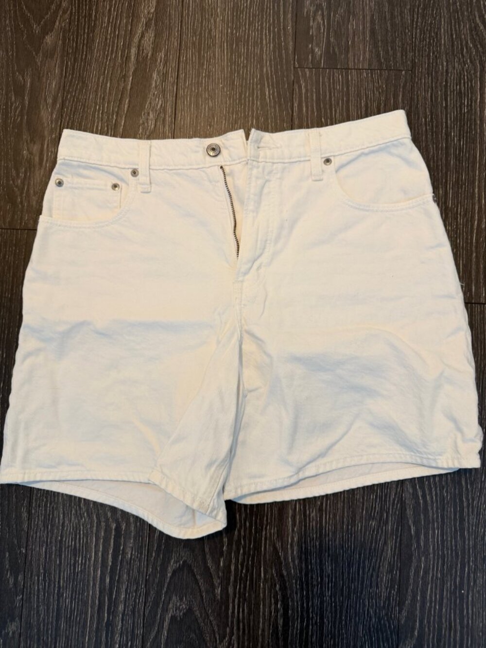 Abercrombie The Loose Short High Rise in White - Picture 2 of 5